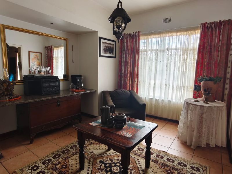 Spacious Family Home with Entertainment Areas in a Sought-After Neighbourhood! - Photo 4