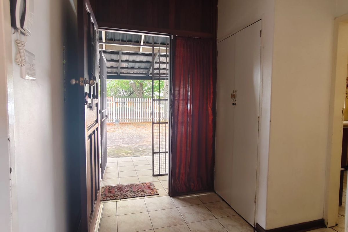 Spacious Family Home with Entertainment Areas in a Sought-After Neighbourhood! - Photo 2