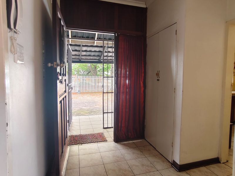 Spacious Family Home with Entertainment Areas in a Sought-After Neighbourhood! - Photo 2