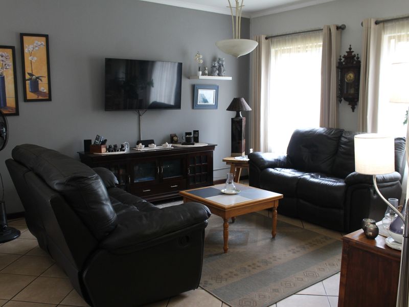 This beautifully positioned corner, freestanding townhouse in Olive Tree Cove. - Photo 10