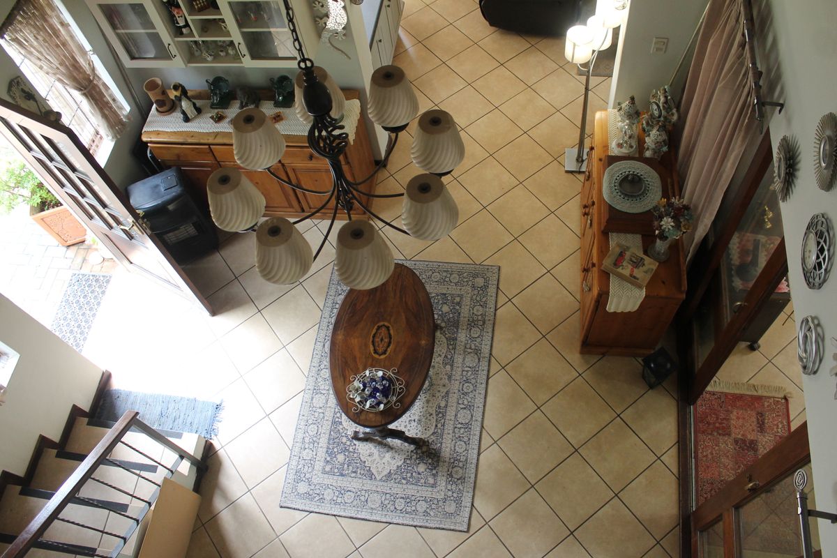 This beautifully positioned corner, freestanding townhouse in Olive Tree Cove. - Photo 4