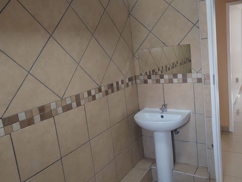 2 Spacious Bedroom Flat in Benoni Central - Photo 4