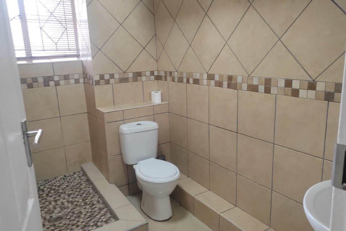 2 Spacious Bedroom Flat in Benoni Central - Photo 3