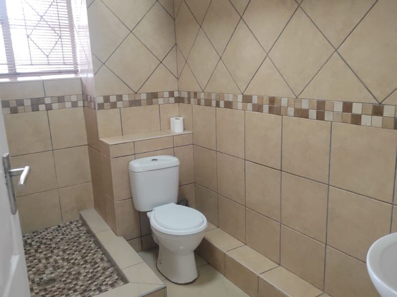 2 Spacious Bedroom Flat in Benoni Central - Photo 3