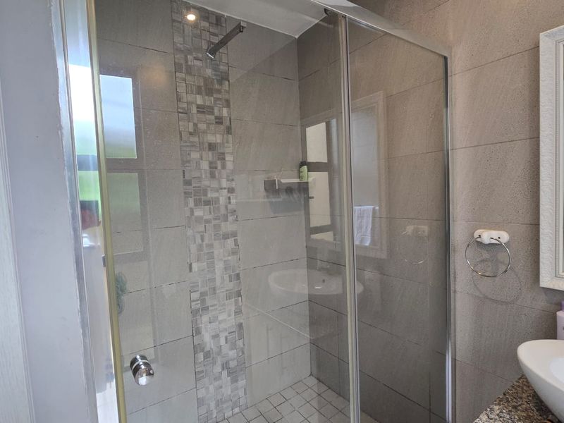 Charming 3-Bedroom Family Home for Rent in Palm Lakes Estate - Photo 8