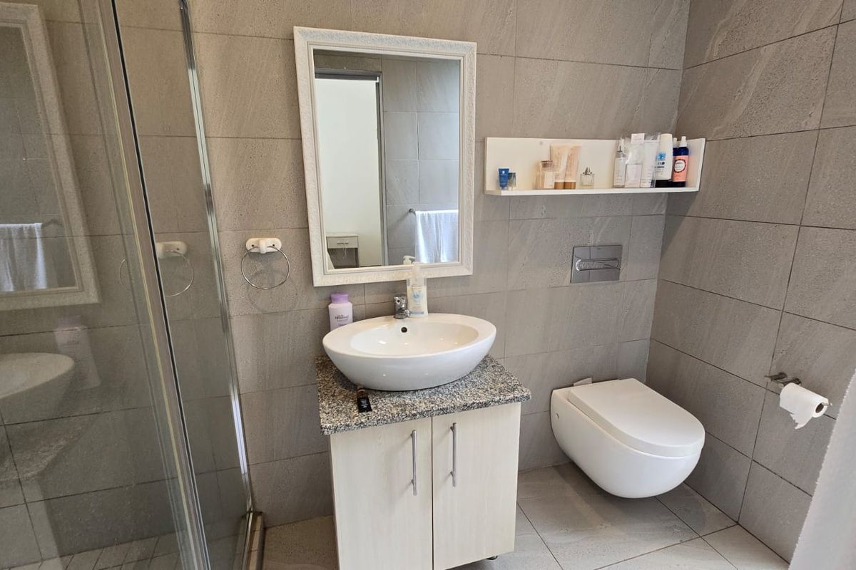 Charming 3-Bedroom Family Home for Rent in Palm Lakes Estate - Photo 4