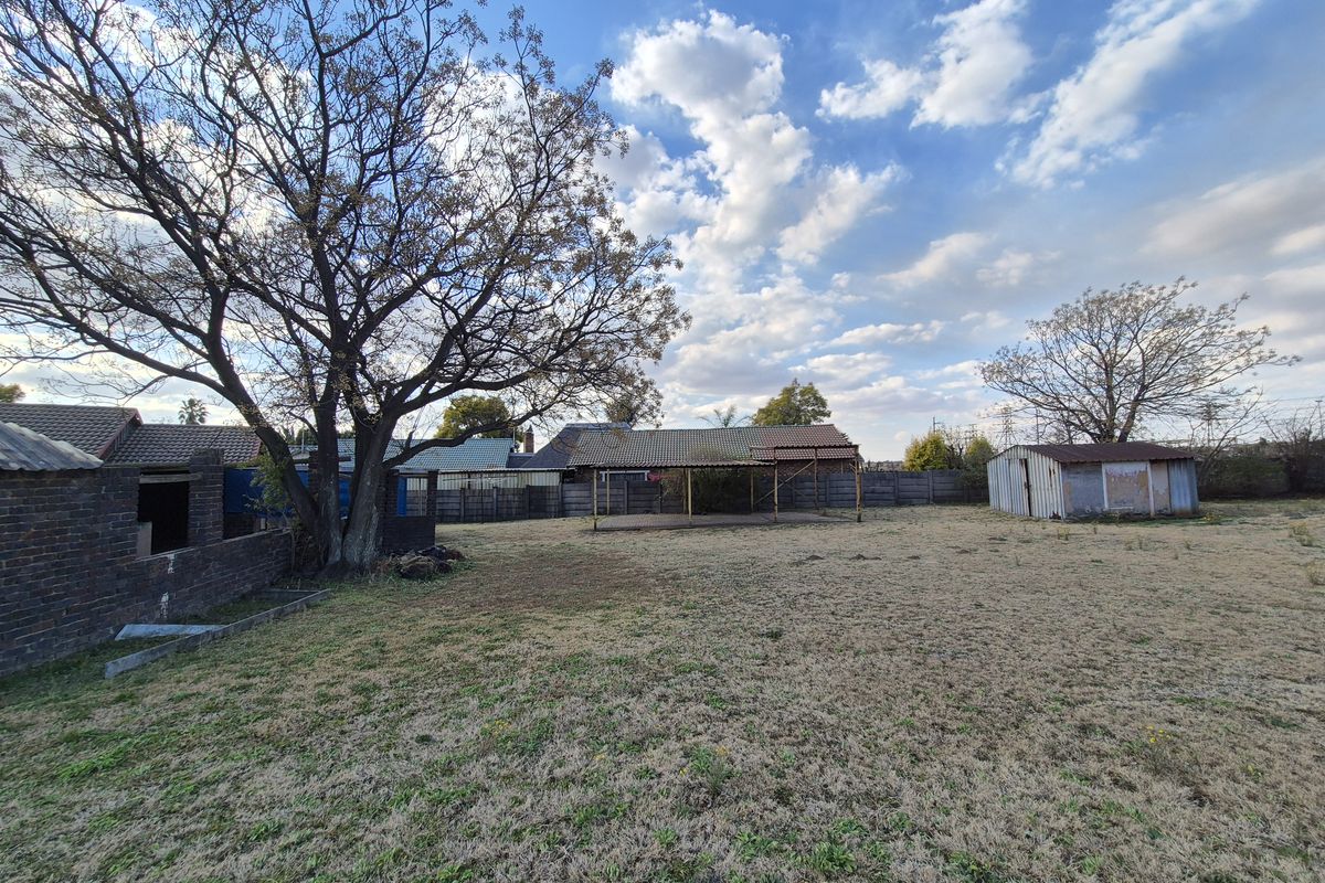 Spacious Property with Massive Garden Potential - Photo 3