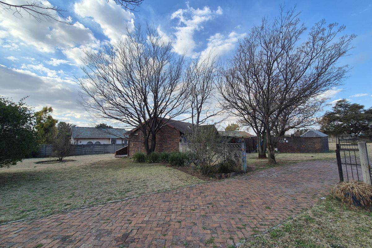 Spacious Property with Massive Garden Potential - Photo 2