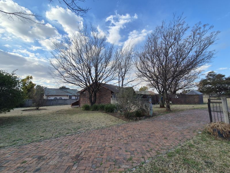 Spacious Property with Massive Garden Potential - Photo 2