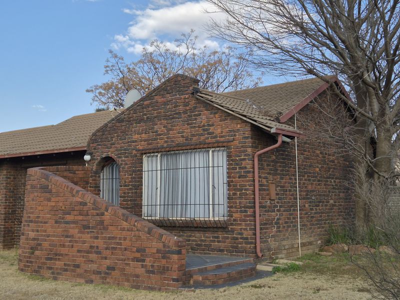 Spacious Property with Massive Garden Potential - Photo 1