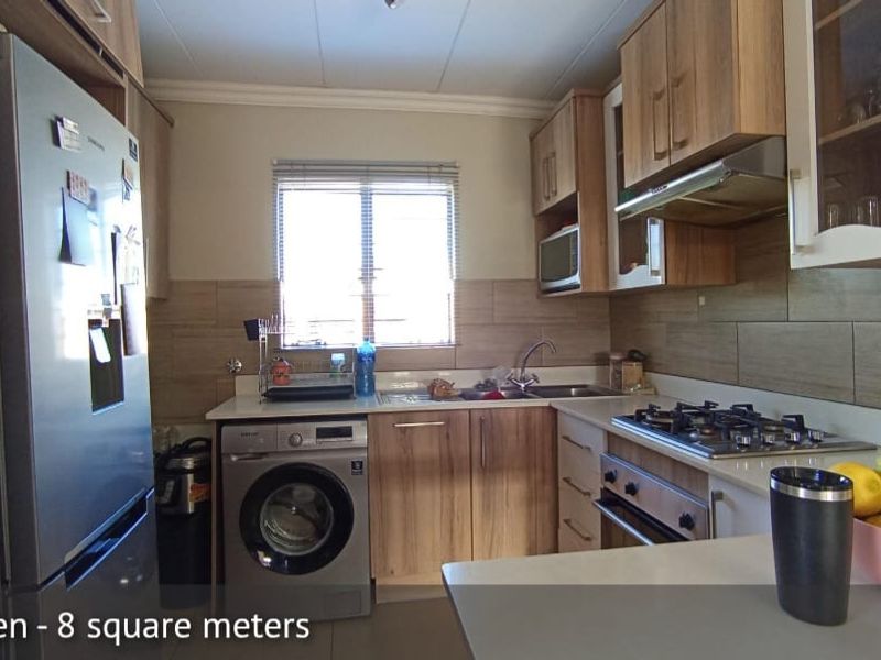 Modern 2-Bedroom Apartment with Balcony – Prime Location - Photo 4