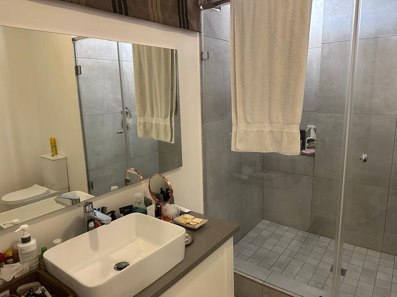 Elegant 2-Bedroom Apartment with Golf Course Views in Illovo - Photo 10