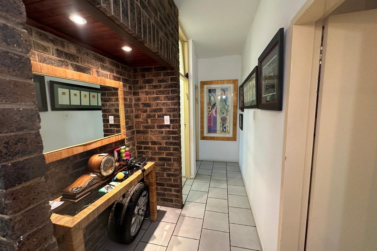 Elegant 2-Bedroom Apartment with Golf Course Views in Illovo - Photo 4