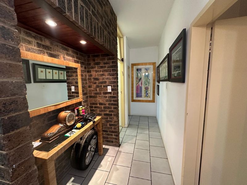 Elegant 2-Bedroom Apartment with Golf Course Views in Illovo - Photo 4