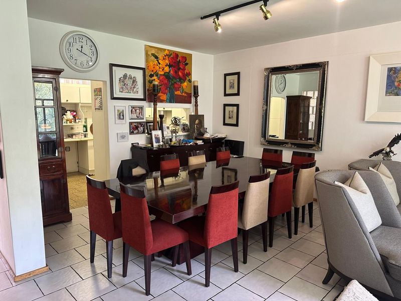 Elegant 2-Bedroom Apartment with Golf Course Views in Illovo - Photo 2