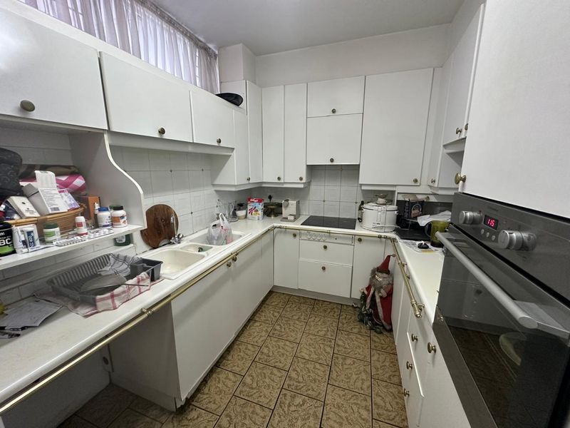 Elegant 2-Bedroom Apartment with Golf Course Views in Illovo - Photo 5