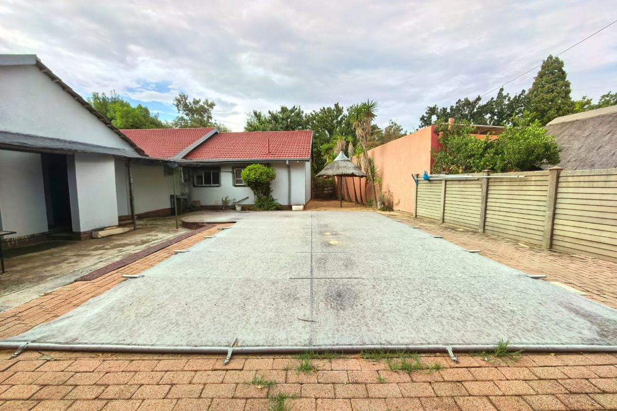 Lovely family house for sale in a prime area in Sasolburg - Photo 2