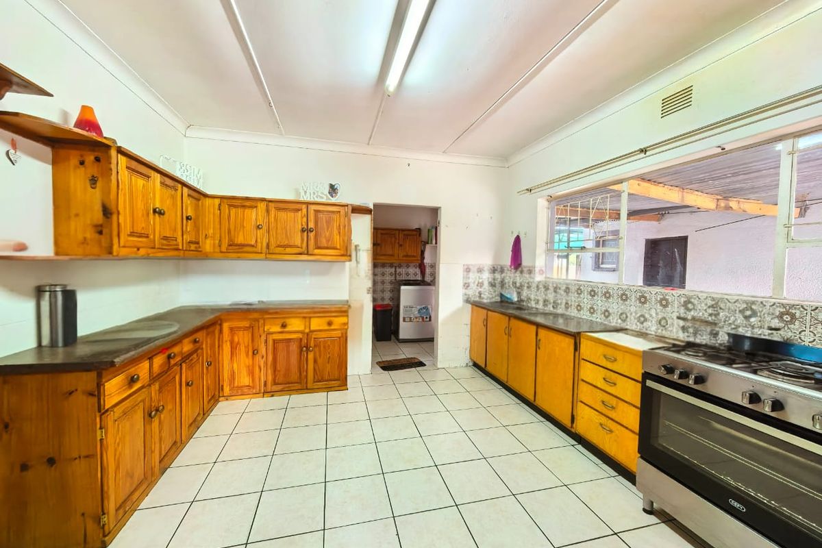 Lovely family house for sale in a prime area in Sasolburg - Photo 3