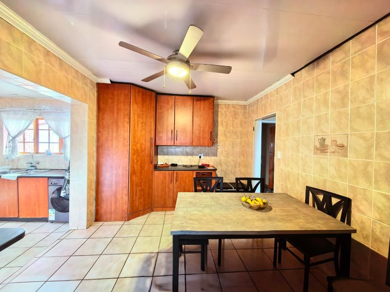 Spacious family house for sale in Vaalpark on a large corner stand, walking distance to schools. - Photo 10