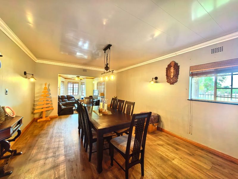 Spacious family house for sale in Vaalpark on a large corner stand, walking distance to schools. - Photo 9