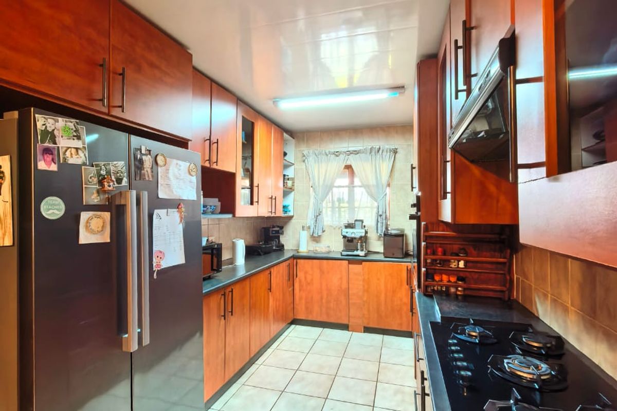 Spacious family house for sale in Vaalpark on a large corner stand, walking distance to schools. - Photo 2