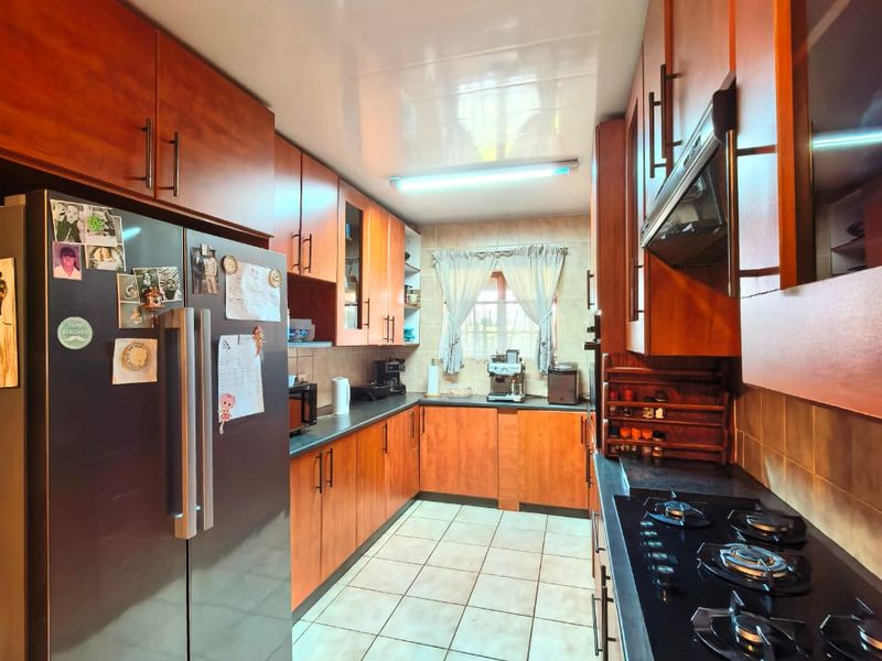 Spacious family house for sale in Vaalpark on a large corner stand, walking distance to schools. - Photo 2