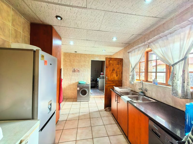 Spacious family house for sale in Vaalpark on a large corner stand, walking distance to schools. - Photo 8