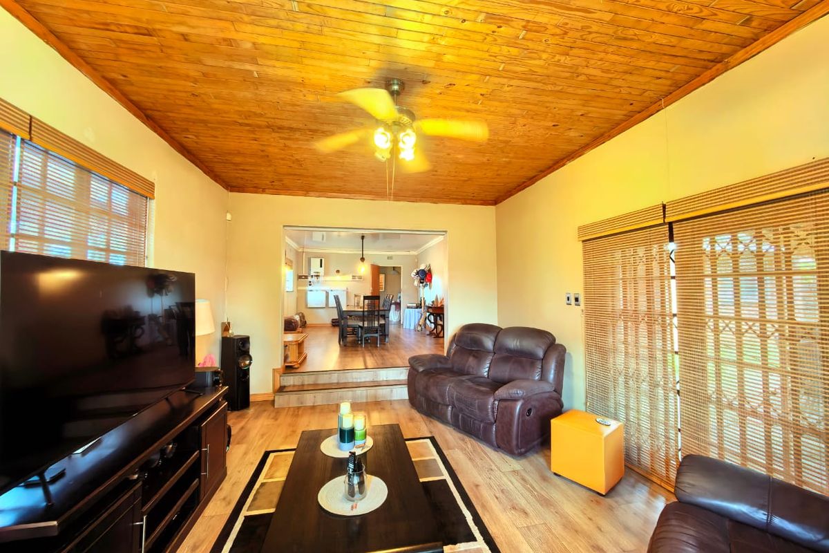 Spacious family house for sale in Vaalpark on a large corner stand, walking distance to schools. - Photo 4