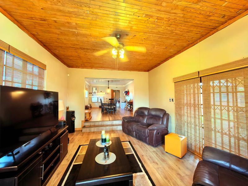 Spacious family house for sale in Vaalpark on a large corner stand, walking distance to schools. - Photo 4