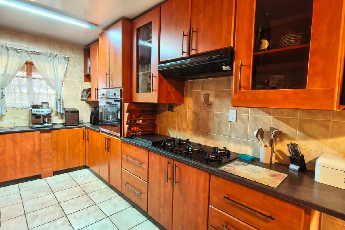 Spacious family house for sale in Vaalpark on a large corner stand, walking distance to schools. - Photo 3