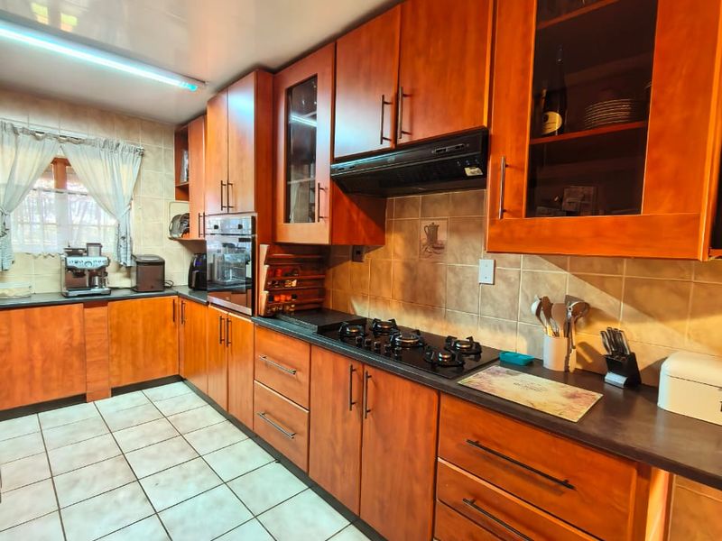 Spacious family house for sale in Vaalpark on a large corner stand, walking distance to schools. - Photo 3