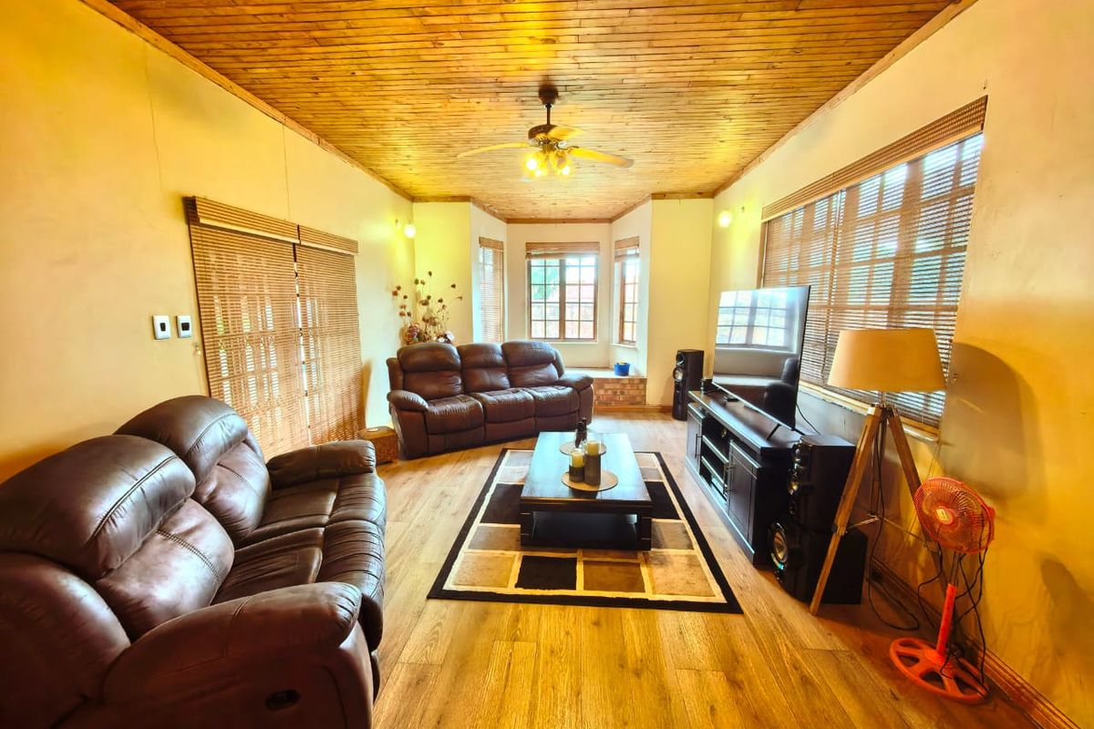 Spacious family house for sale in Vaalpark on a large corner stand, walking distance to schools. - Photo 5