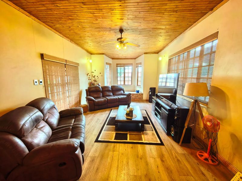 Spacious family house for sale in Vaalpark on a large corner stand, walking distance to schools. - Photo 5