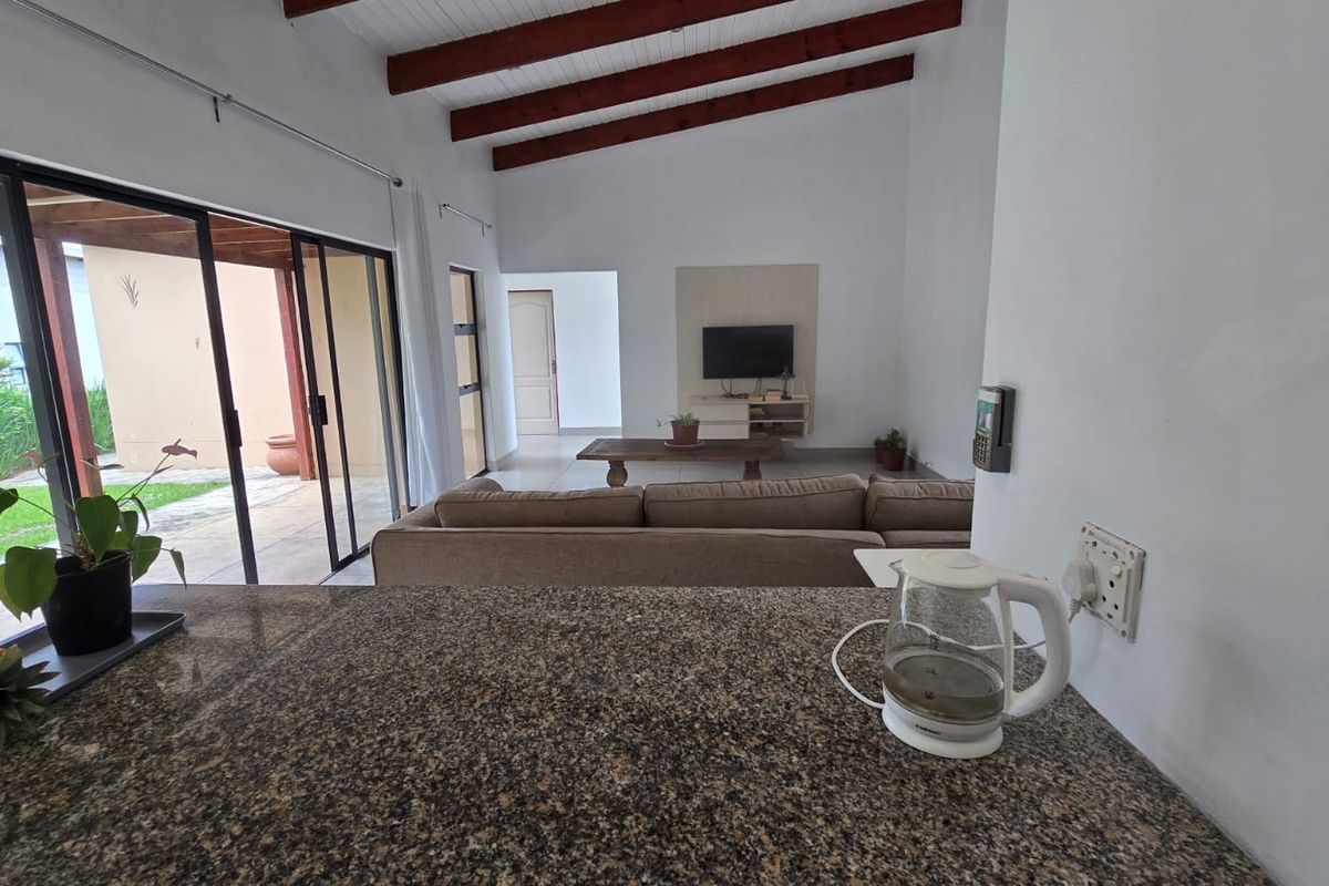 Stylish Single-Level Family Home in Palm Lakes Estate - Photo 2