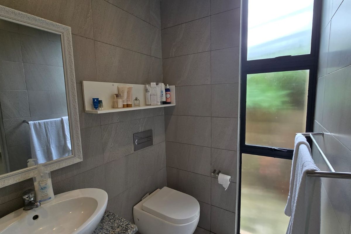 Stylish Single-Level Family Home in Palm Lakes Estate - Photo 5