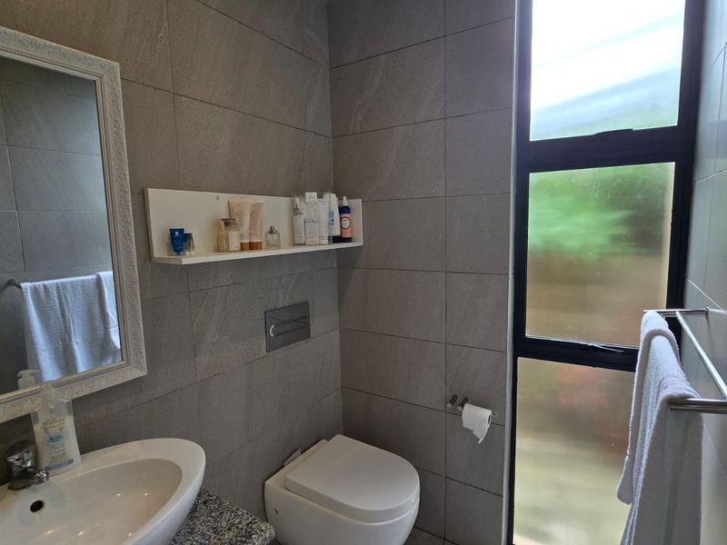 Stylish Single-Level Family Home in Palm Lakes Estate - Photo 5