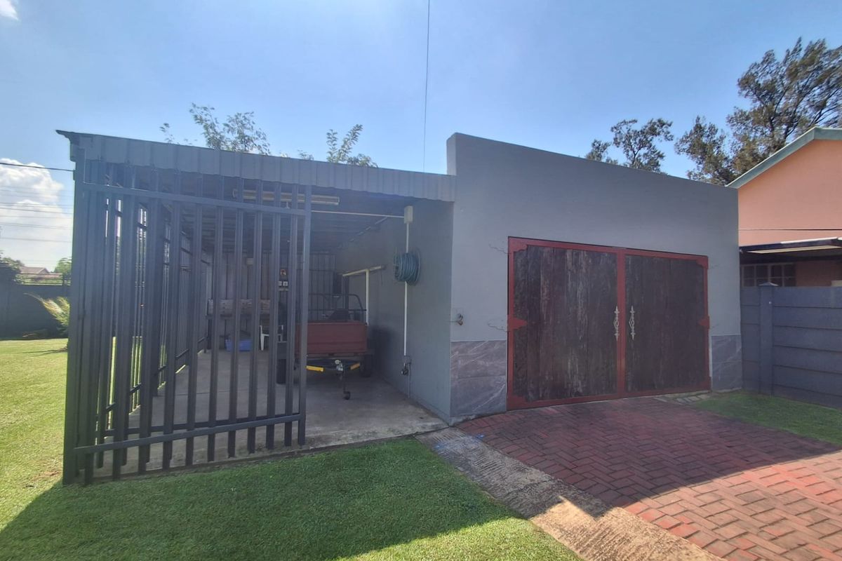 This pristine property is ideal for a large family and pet lovers alike. - Photo 3