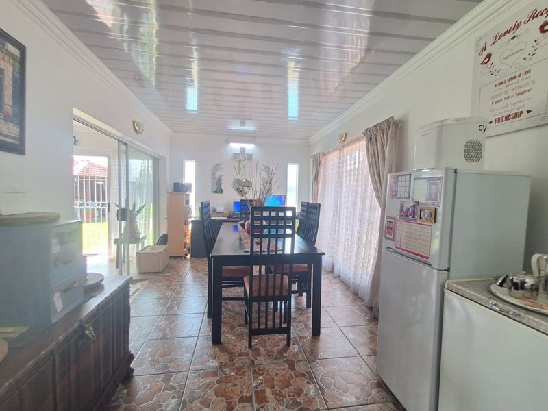 This pristine property is ideal for a large family and pet lovers alike. - Photo 10