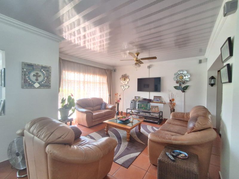 This pristine property is ideal for a large family and pet lovers alike. - Photo 9