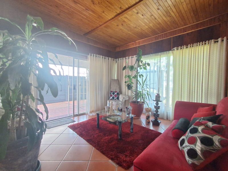 This pristine property is ideal for a large family and pet lovers alike. - Photo 7