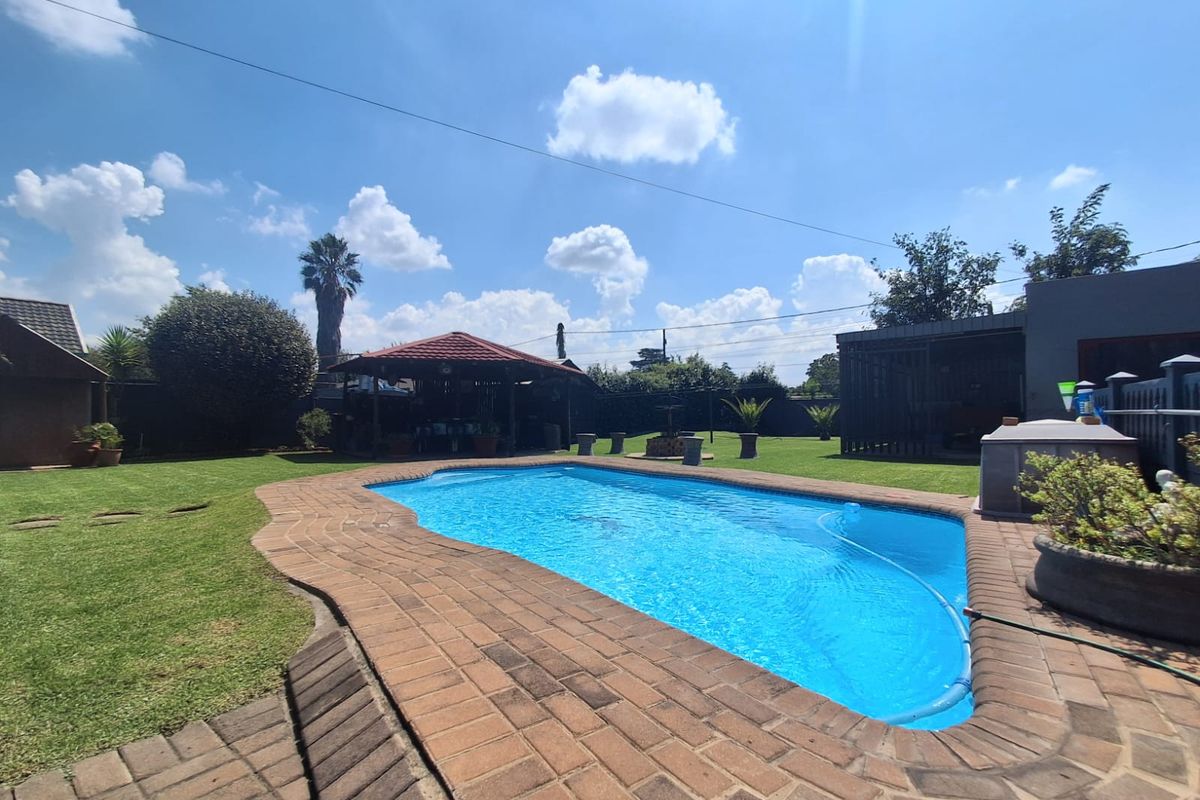 This pristine property is ideal for a large family and pet lovers alike. - Photo 4