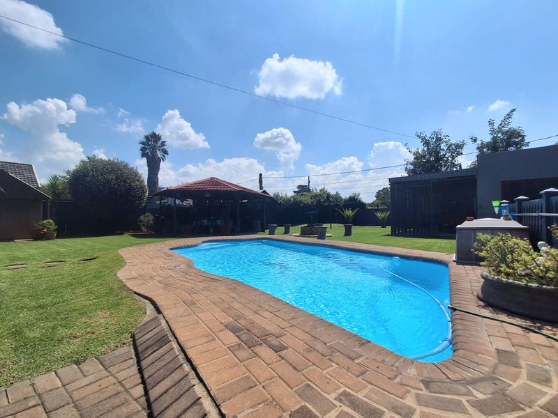 This pristine property is ideal for a large family and pet lovers alike. - Photo 4