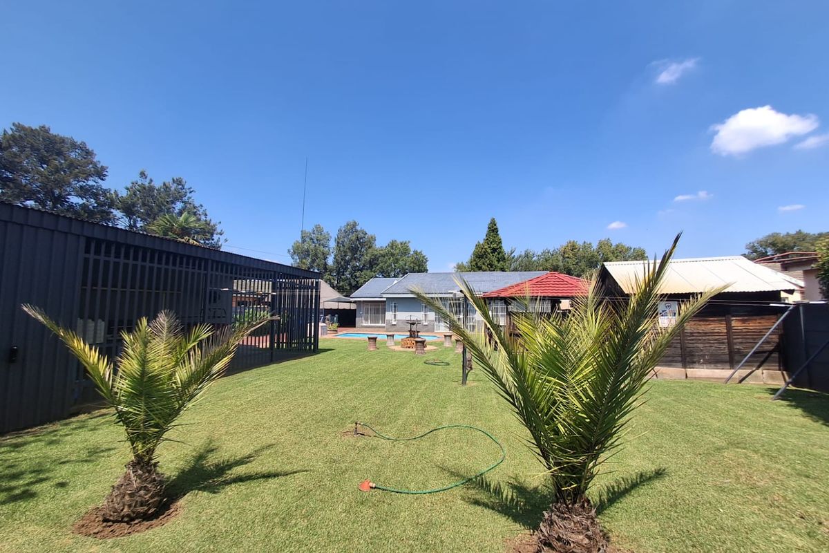 This pristine property is ideal for a large family and pet lovers alike. - Photo 5