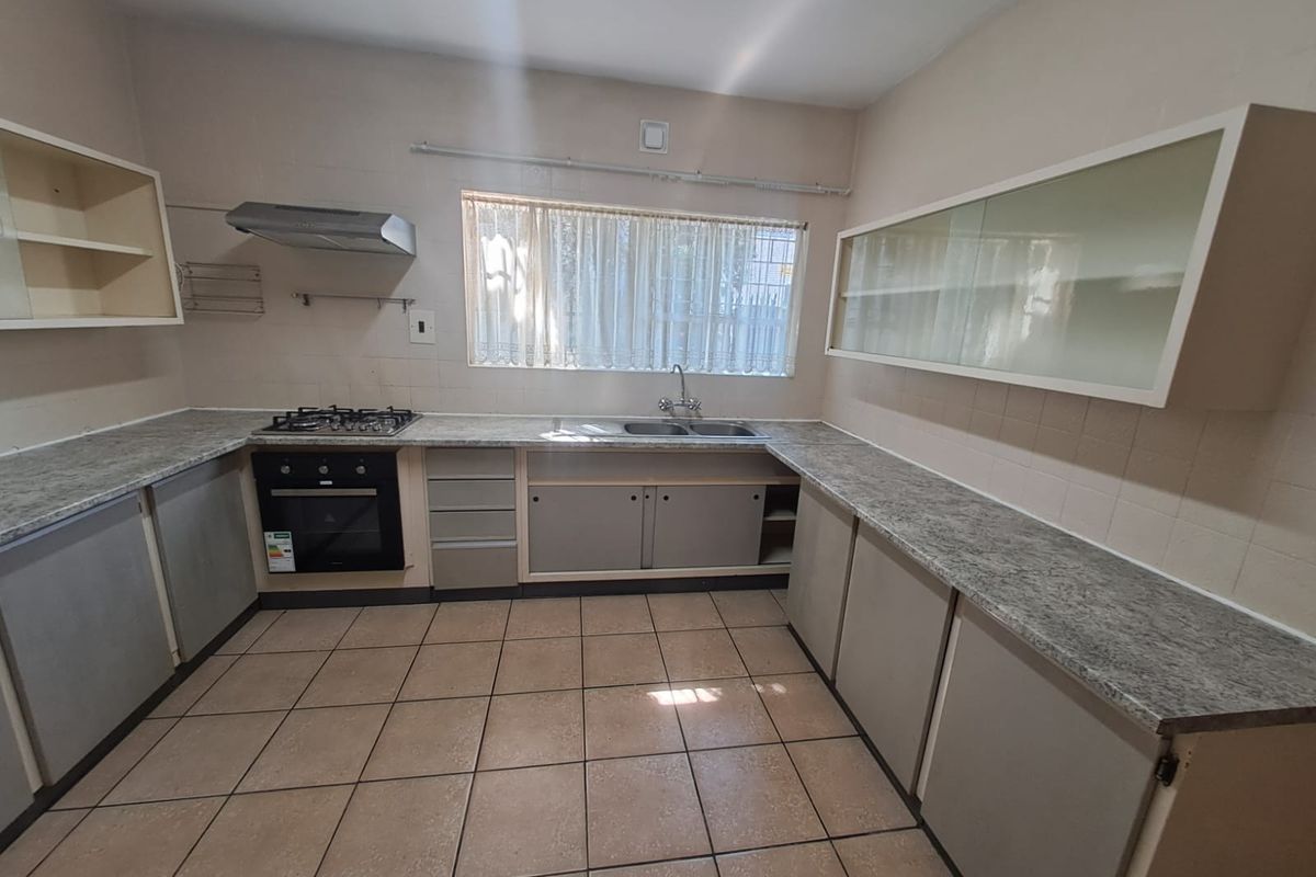 SPACIOUS DUPLEX TOWNHOUSE IN THREE RIVERS – YOUR PERFECT MATCH! - Photo 4