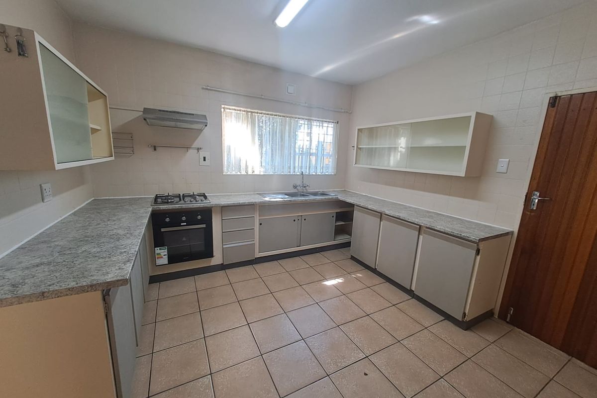 SPACIOUS DUPLEX TOWNHOUSE IN THREE RIVERS – YOUR PERFECT MATCH! - Photo 5