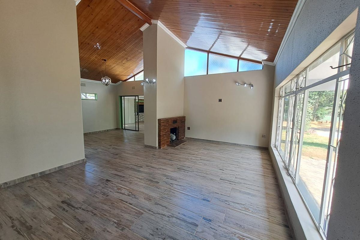 NEWLY RENOVATED. EFFORTLESSLY STYLISH. PERFECTLY LOCATED. - Photo 3