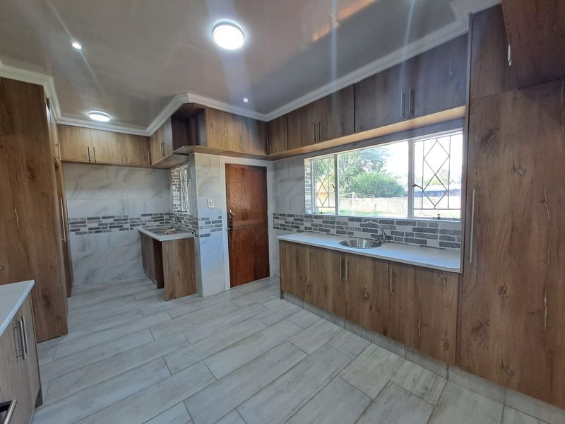 NEWLY RENOVATED. EFFORTLESSLY STYLISH. PERFECTLY LOCATED. - Photo 5