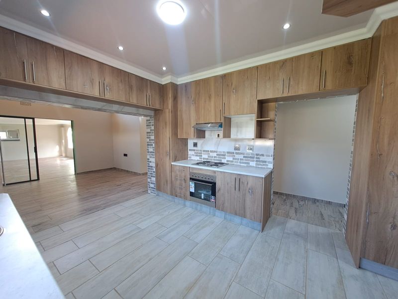 NEWLY RENOVATED. EFFORTLESSLY STYLISH. PERFECTLY LOCATED. - Photo 10