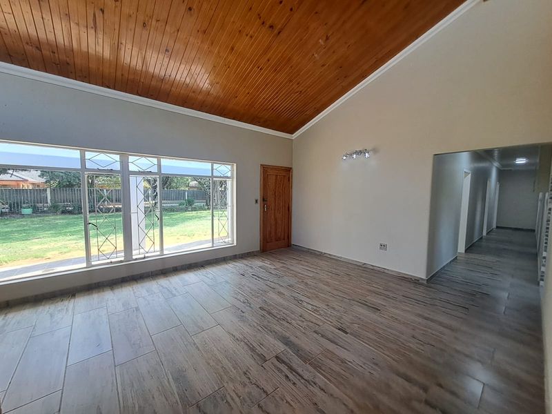 NEWLY RENOVATED. EFFORTLESSLY STYLISH. PERFECTLY LOCATED. - Photo 6