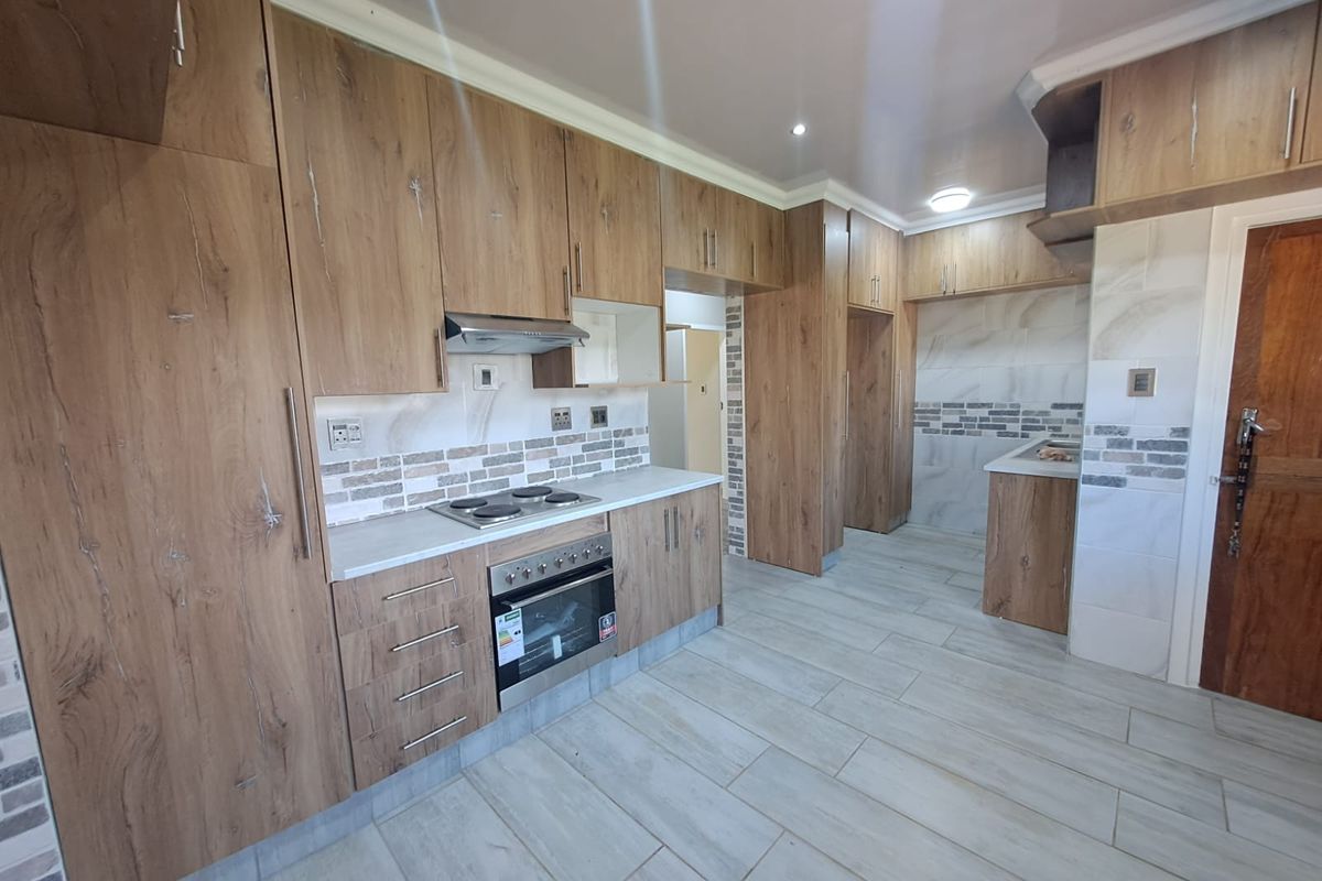 NEWLY RENOVATED. EFFORTLESSLY STYLISH. PERFECTLY LOCATED. - Photo 2